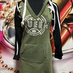 Beautiful casual  sporty dress. Some were it as a shirt.  Size m fits s